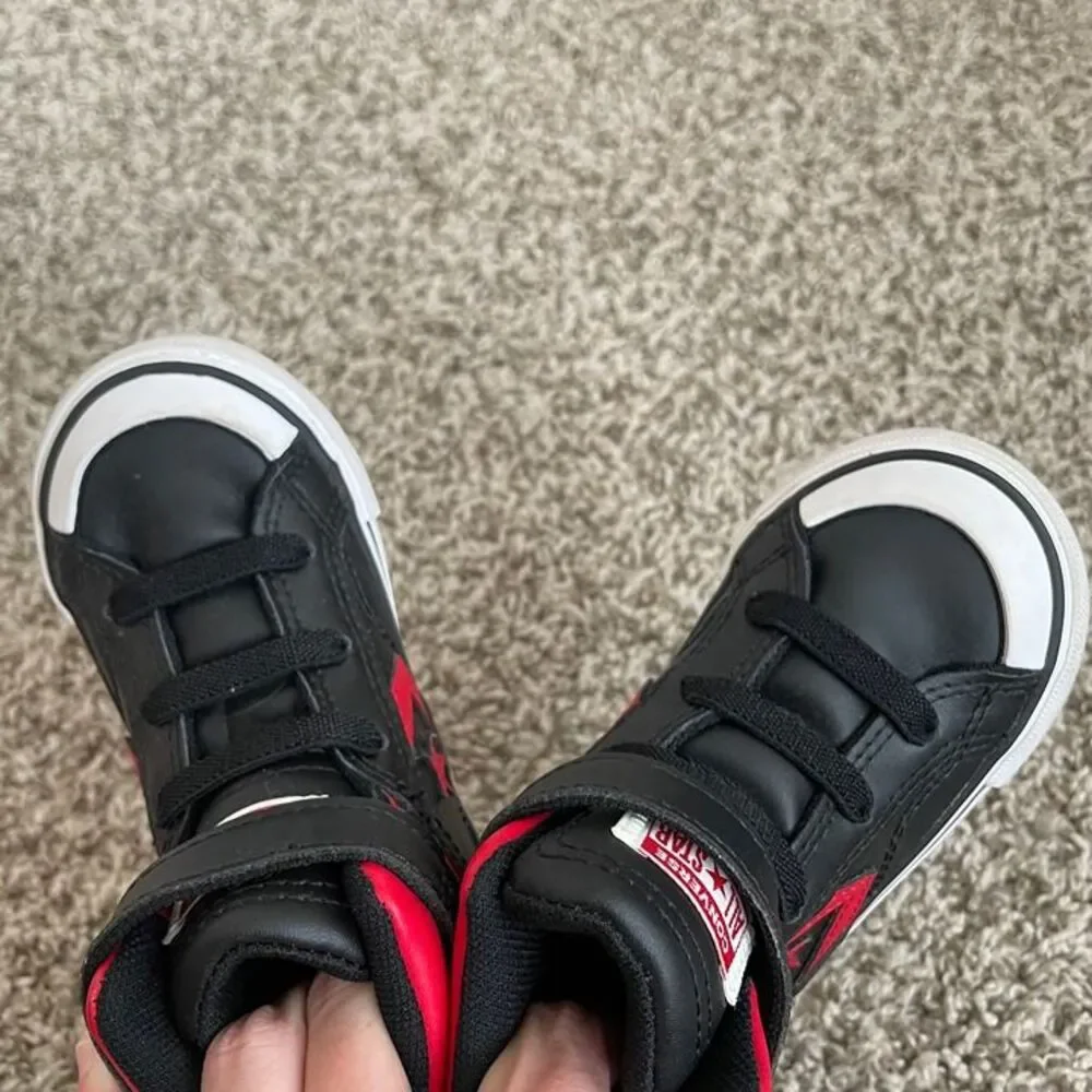 Size 7 / Toddler Boy Converse Sneakers